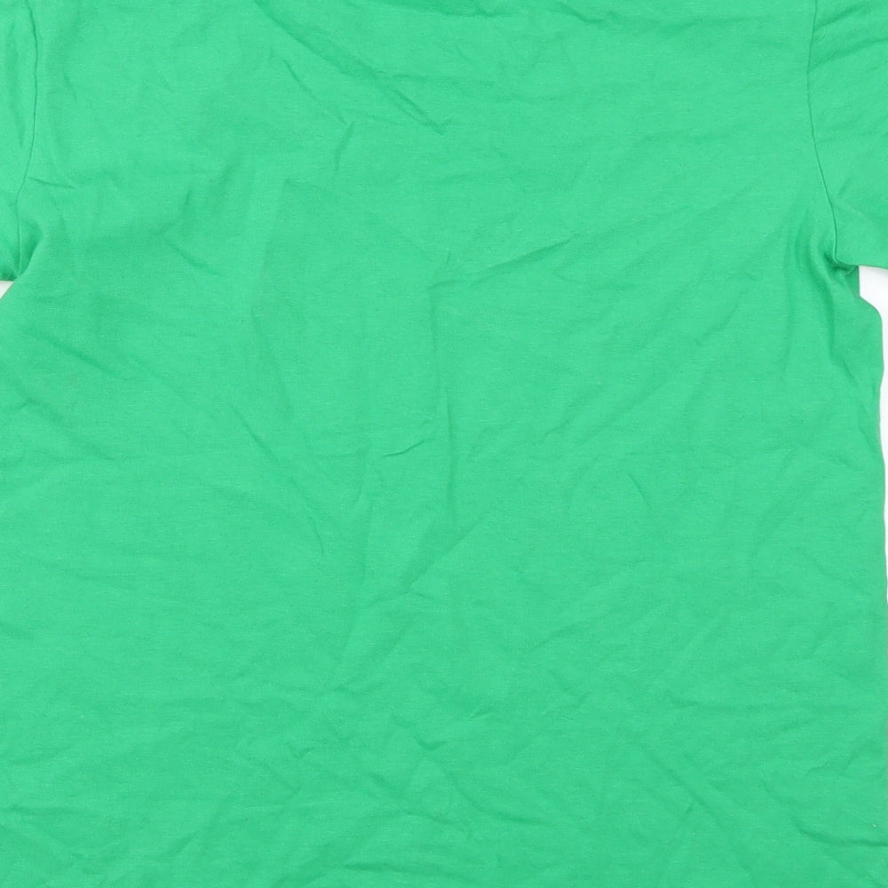 Brand and care label for Gildan boys’ green rayon basic t-shirt, size S