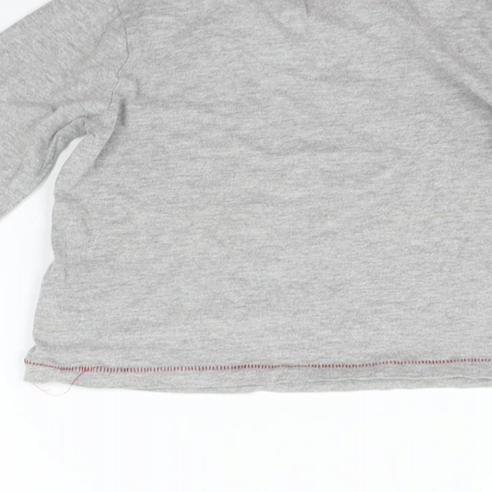 Brand and care label for Primark girls’ grey basic t-shirt, size 4-5, years