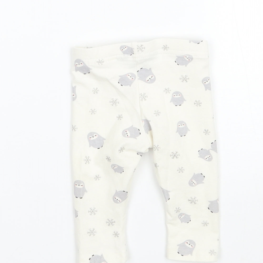 Brand and care label for Primark girls’ white capri leggings, size 3-6, months