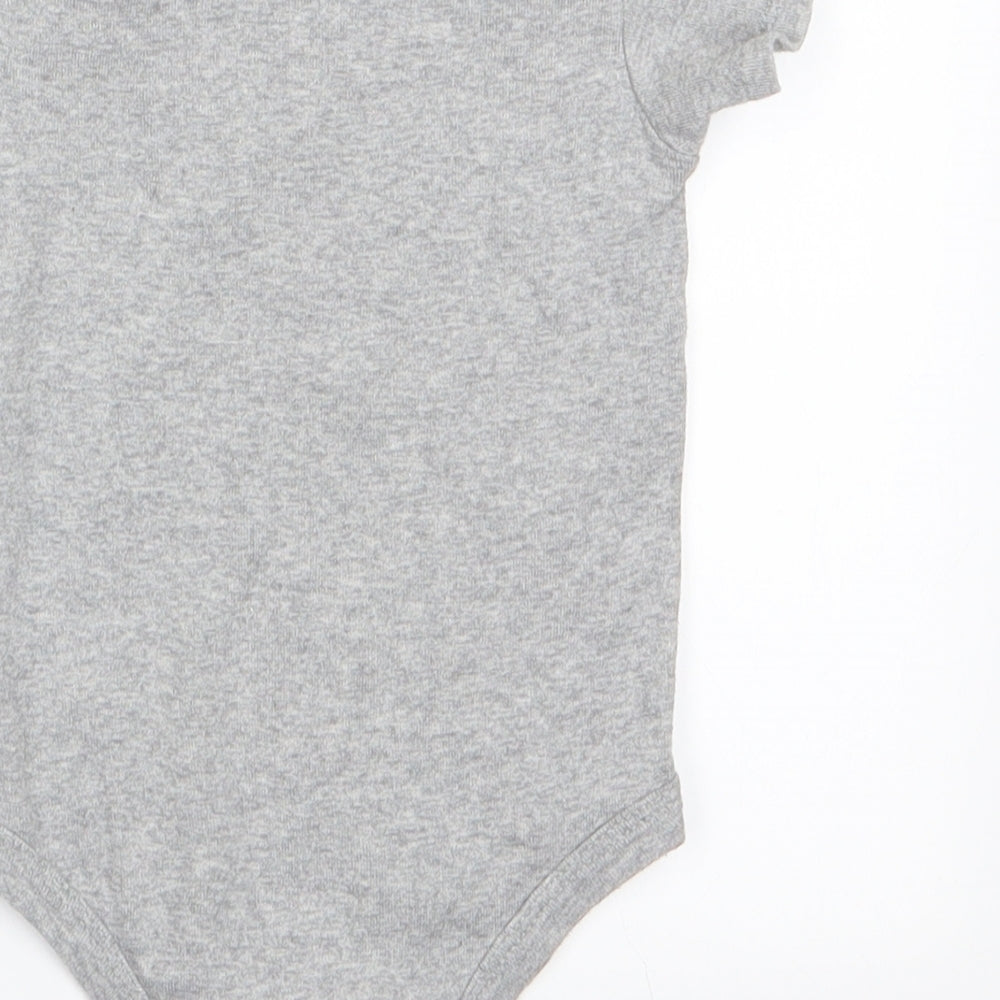 Brand and care label for Convers boys’ grey romper one-piece - converse all star
