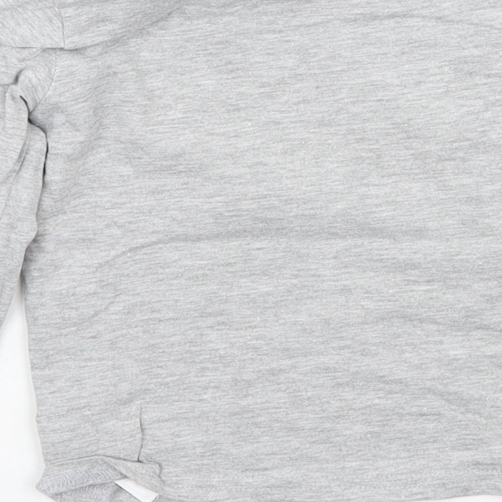 Brand and care label for Primark girls’ grey basic t-shirt, size 12-18, months