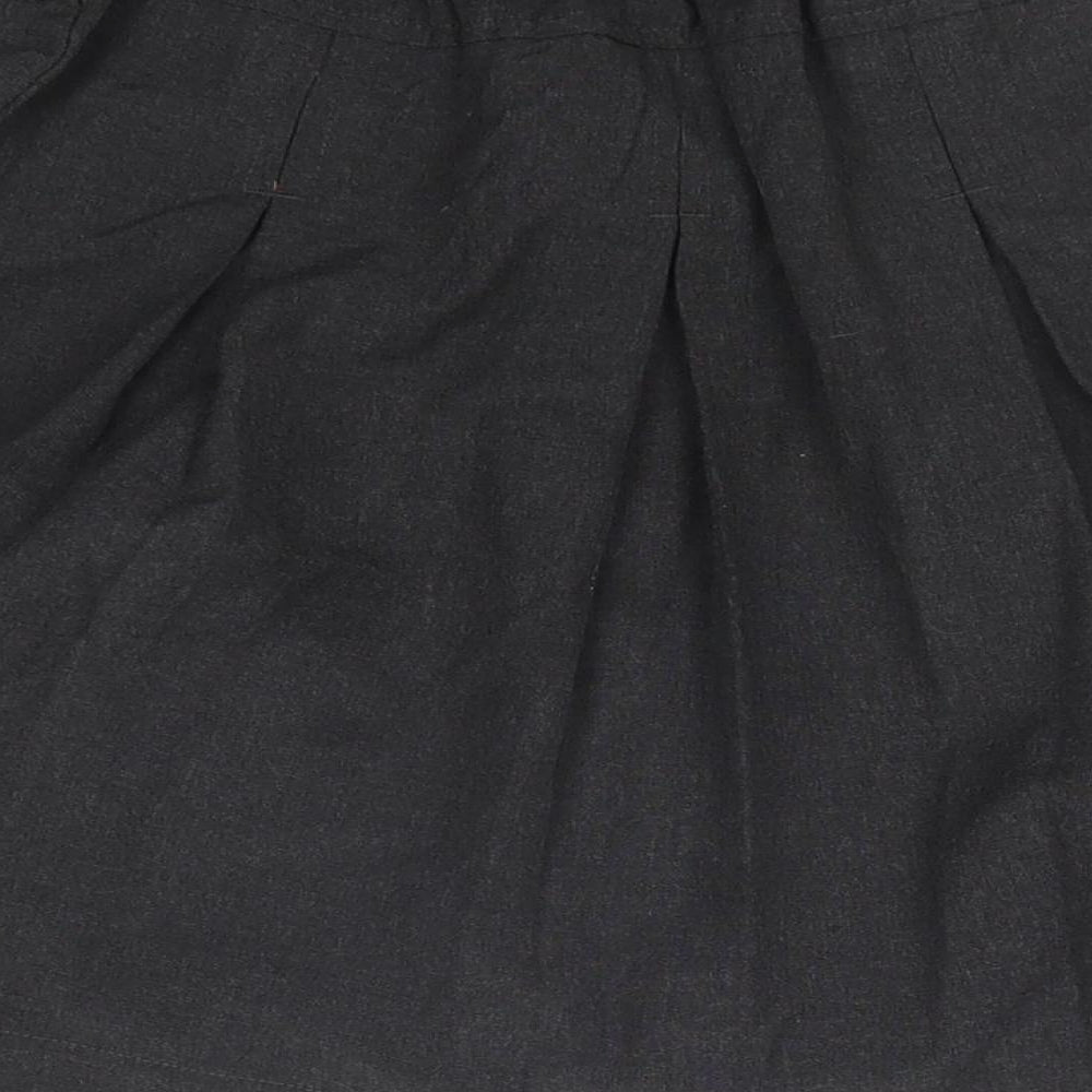 Brand and care label for LILY & DAN girls’ grey pleated skirt, size 8-9, years