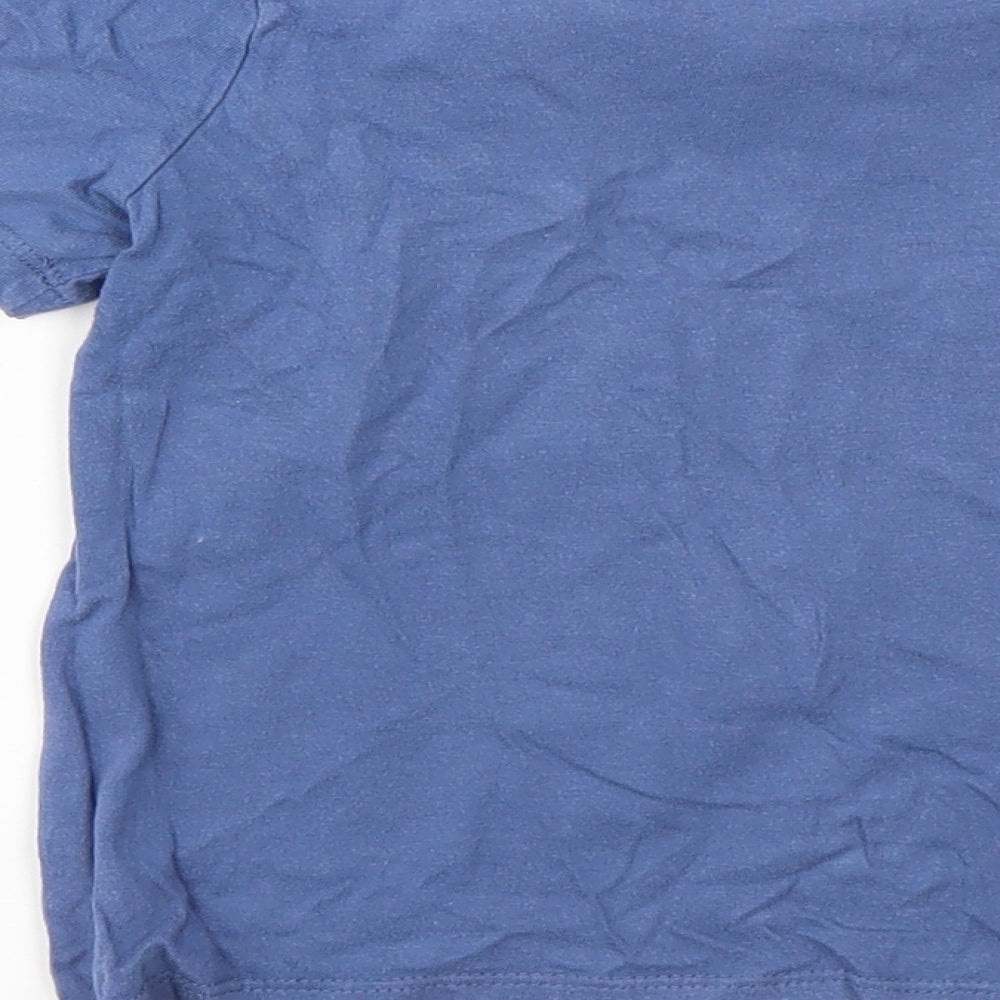 Brand and care label for Gap boys’ blue geometric basic t-shirt, size XS