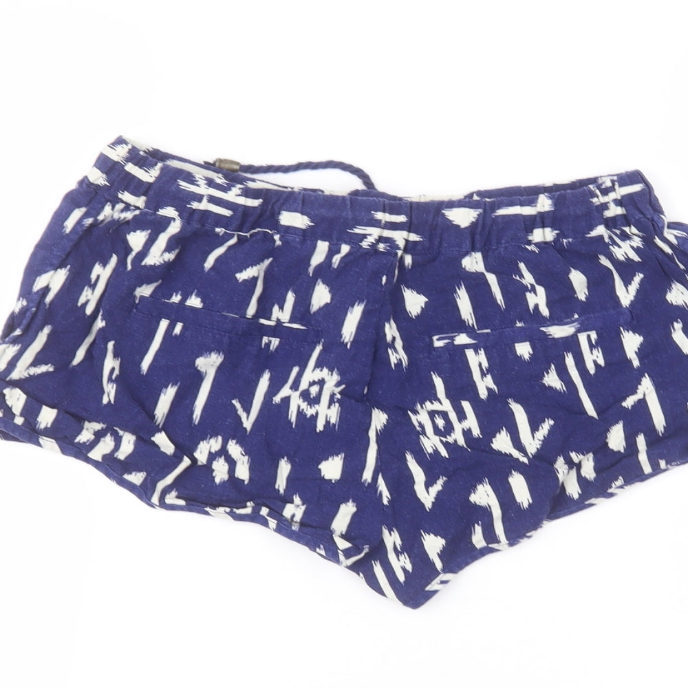 Brand and care label for Forever 21 women’s blue linen hot pants shorts, size M, regular