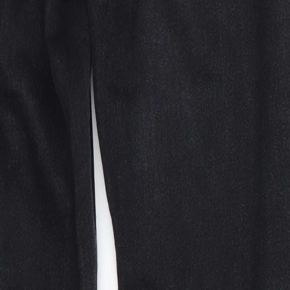 Brand and care label for Forever 21 men’s black cotton skinny jeans, size 28, in, 31-inch leg regular