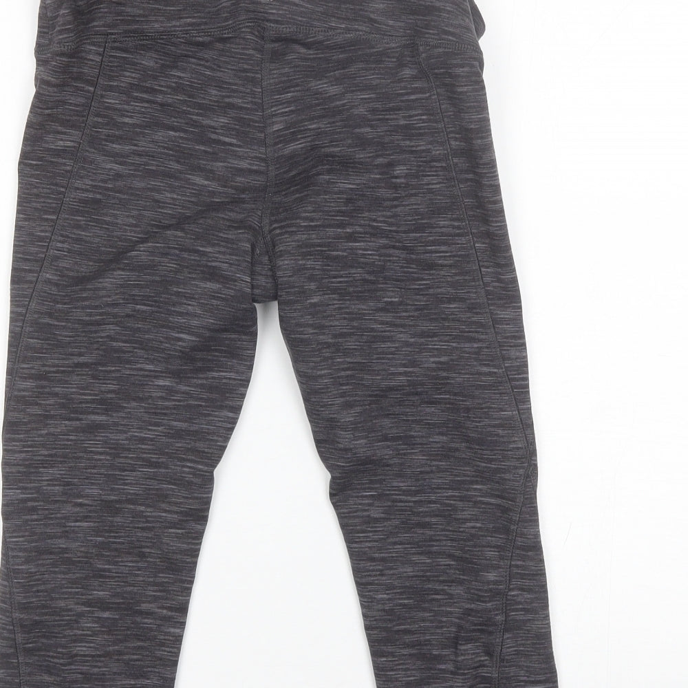 Brand and care label for Forever 21 women’s grey polyester blend compression leggings, size M, 17-inch leg regular