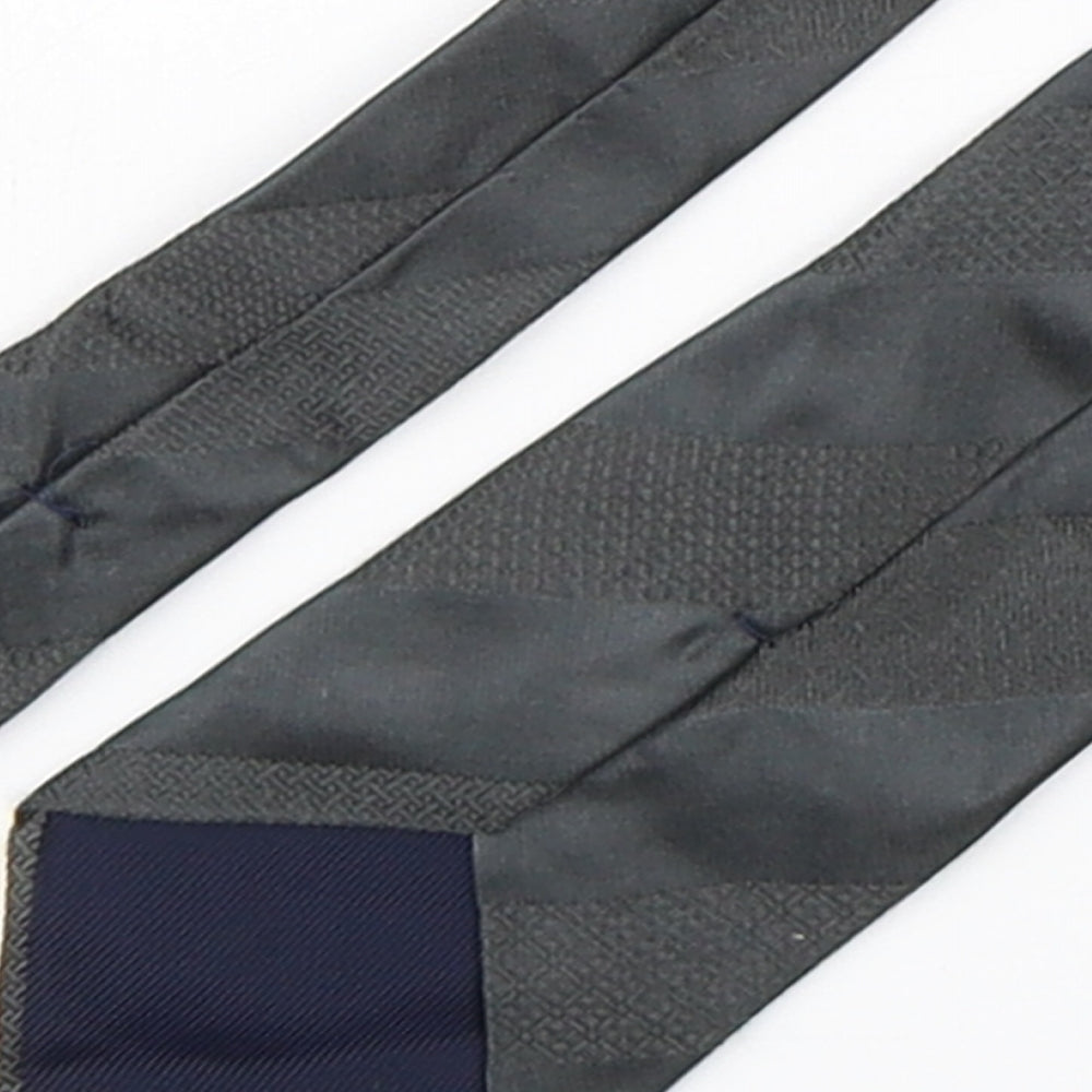 Brand and care label for Messori men’s grey striped polyester pointed tie one size
