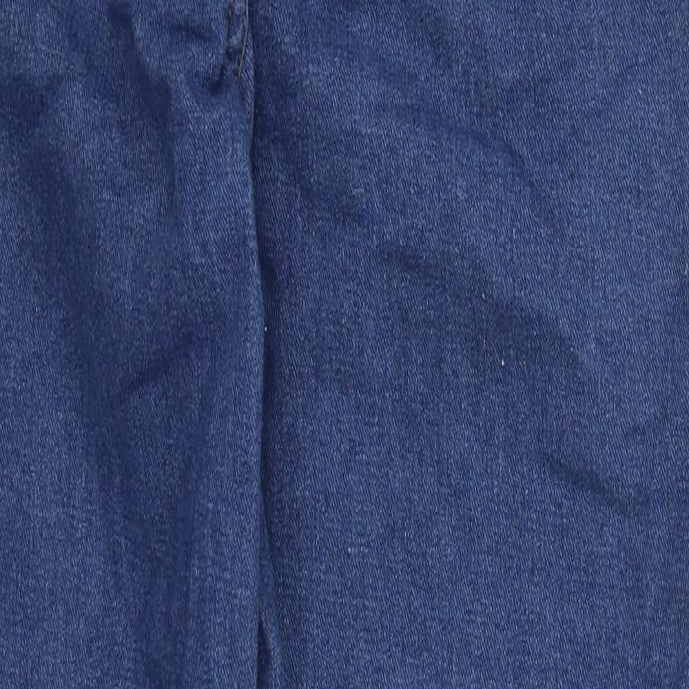 Brand and care label for PRETTYLITTLETHING women’s blue cotton mom jeans, size UK 4, 28-inch leg regular button