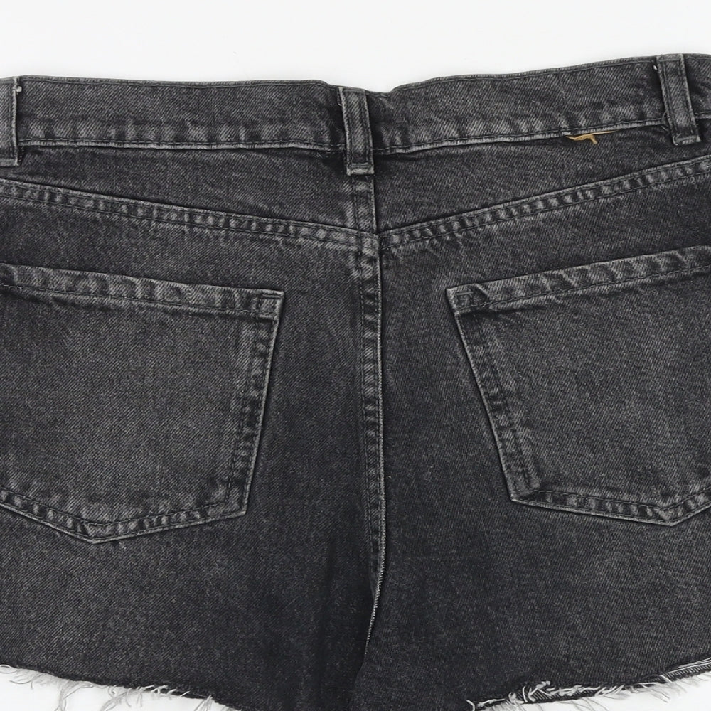 Brand and care label for Denim & Co. women’s black 100% cotton cut-off shorts, size UK 8, 3-inch leg regular zip