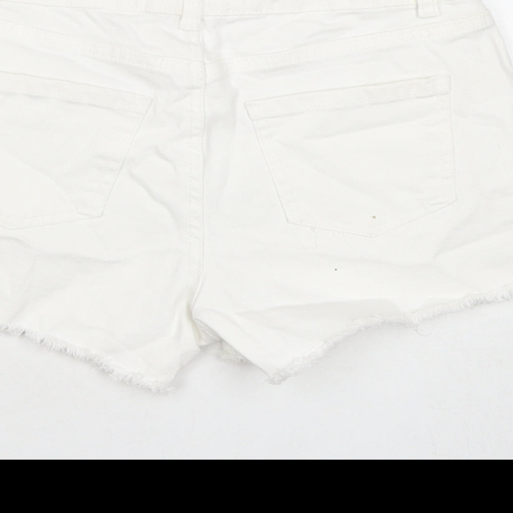 Brand and care label for Denim & Co. women’s white cotton cut-off shorts, size UK 6, 3-inch leg regular zip