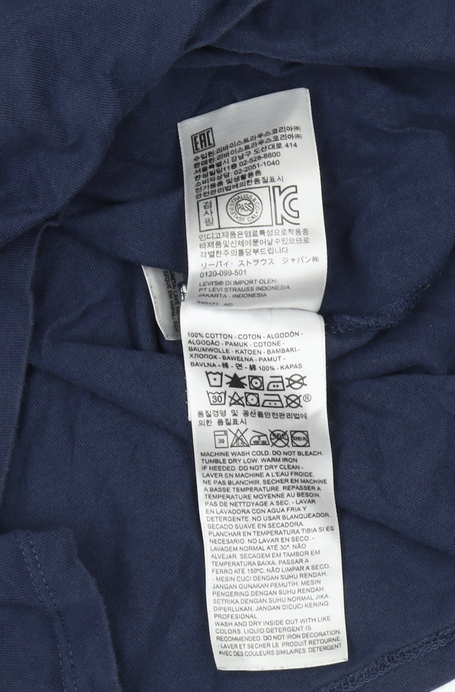 Brand and care label for Levi's unisex blue cotton basic t-shirt s