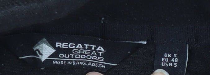 Brand and care label for Regatta unisex black fleece 1/4 zip sweatshirt
