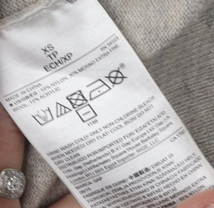 Gap Women's Grey V-Neck Cardigan XS