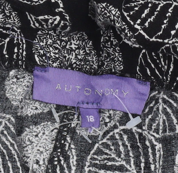 Autonomy Women’s Black Floral Cropped Trousers Size 18