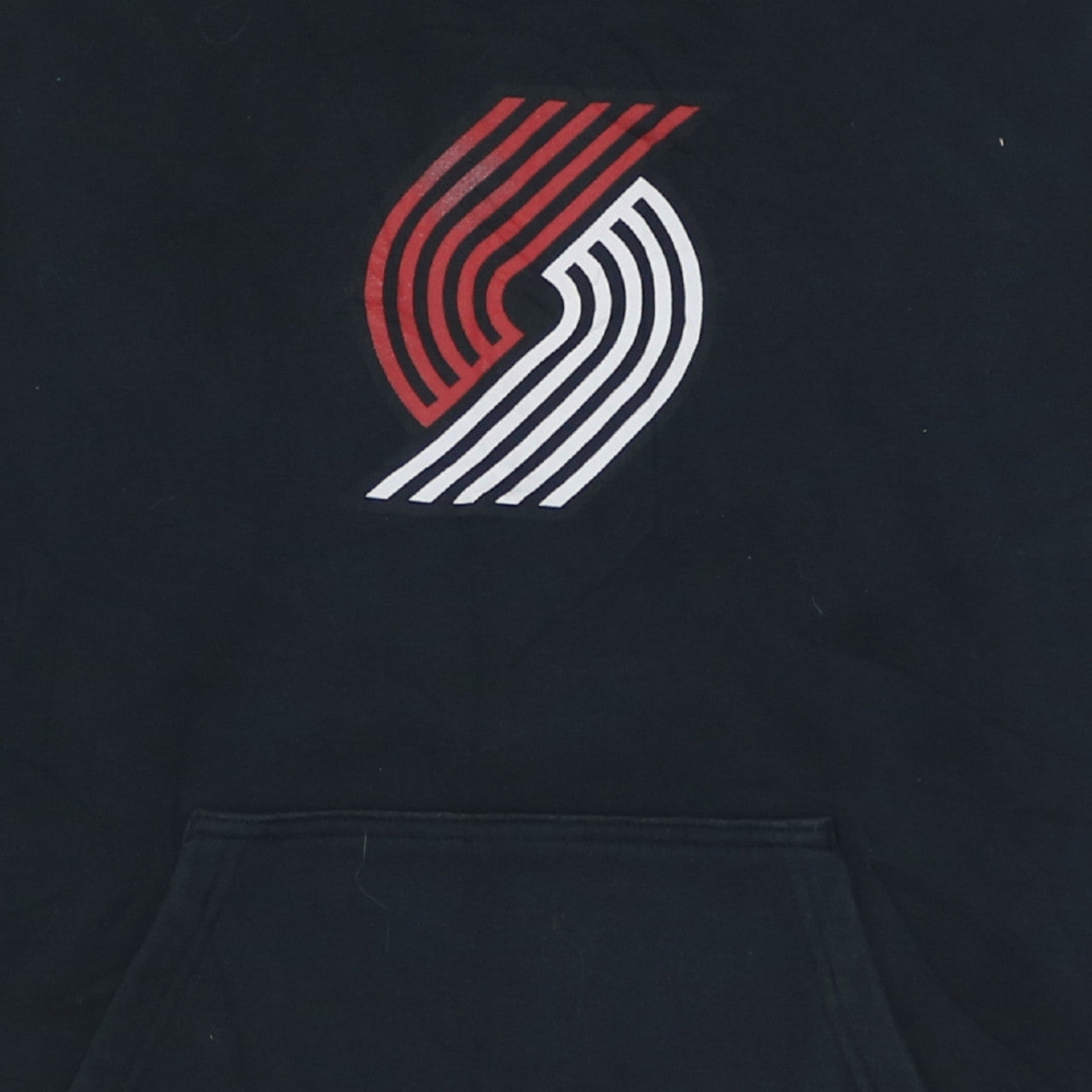 Additional view of Nike boys’ black pullover hoodie l 14/16 portland trail blazers logo