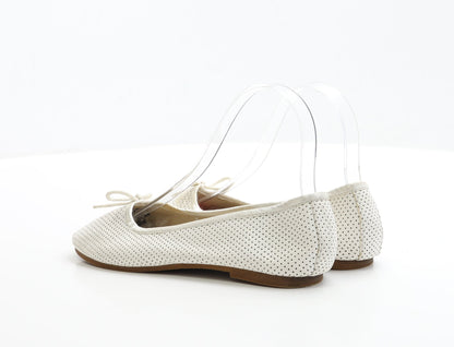 Preworn Womens White Faux Leather Ballet Flat UK 3 EUR 36