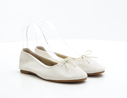 Preworn Womens White Faux Leather Ballet Flat UK 3 EUR 36