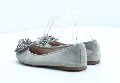 Preworn Womens Grey Synthetic Ballet Flat UK - UK Size Estimated 2