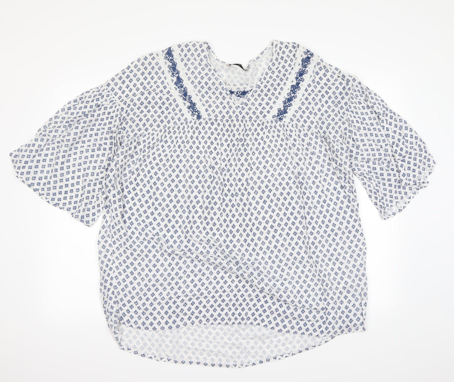 Preworn Womens White Argyle/Diamond  Basic T-Shirt Size 14