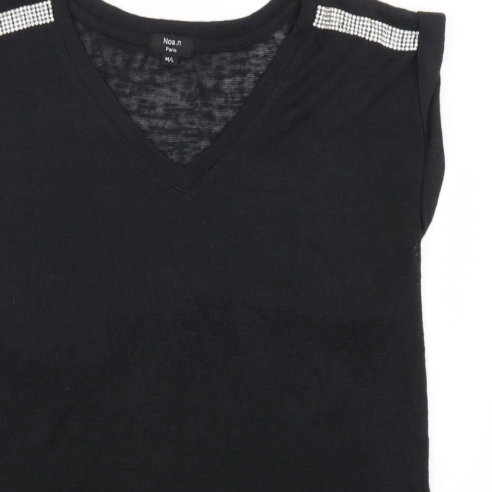 Close-up detail of Noa.n Paris women’s black basic t-shirt, size M