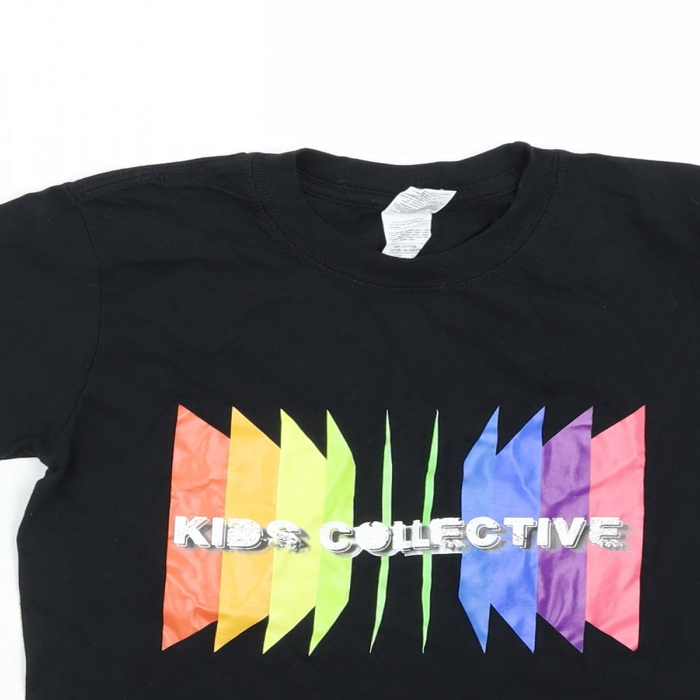 Close-up detail of Gildan boys’ black basic t-shirt, size 9-10, years