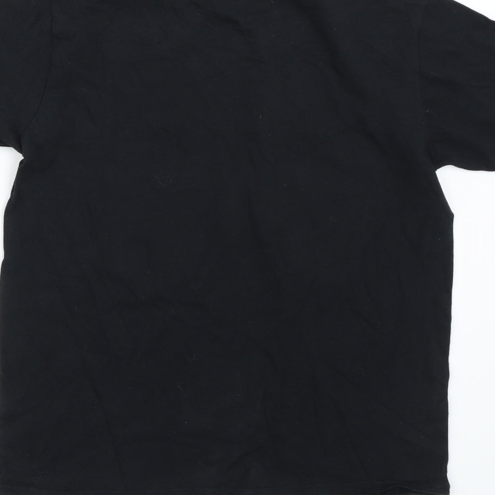 Brand and care label for Gildan boys’ black basic t-shirt, size 9-10, years