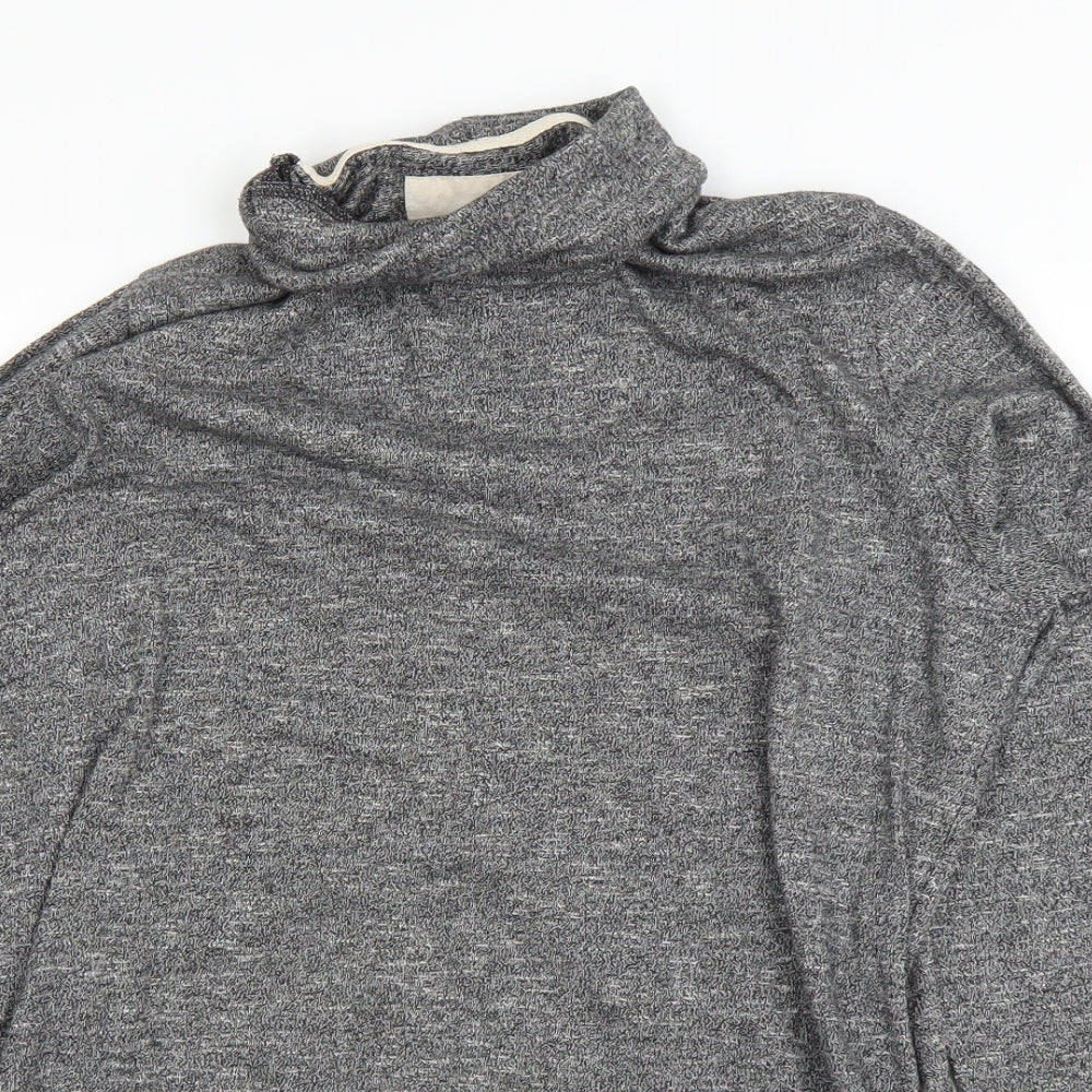 Close-up detail of Wemoto women’s grey basic t-shirt, size M