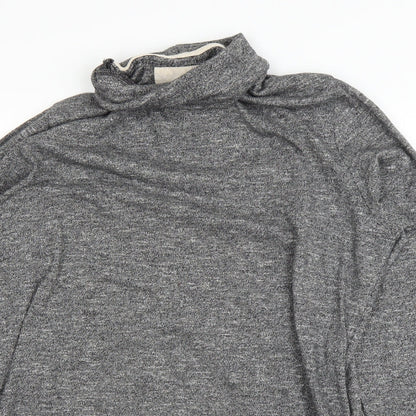 Close-up detail of Wemoto women’s grey basic t-shirt, size M