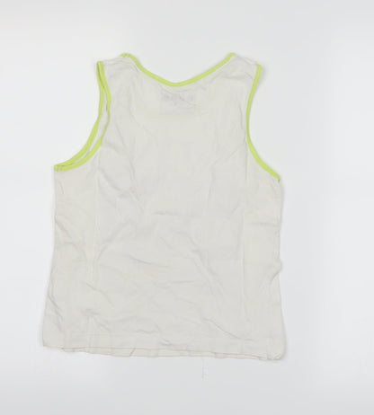 Preworn Girls White   Basic T-Shirt Size 6-7 Years