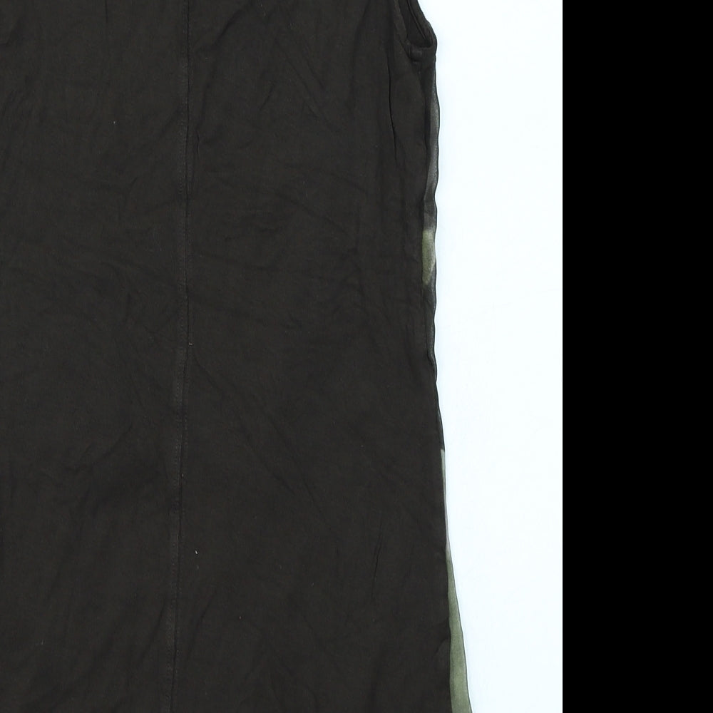 Brand and care label for Simply Vera women’s green camouflage basic tank, size XS