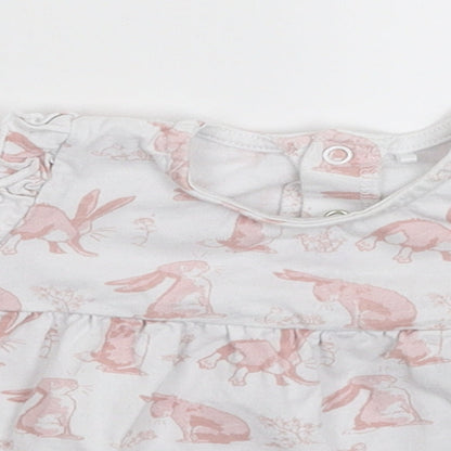 Close-up detail of Tu Baby White Basic T-Shirt, size 3-6, Months