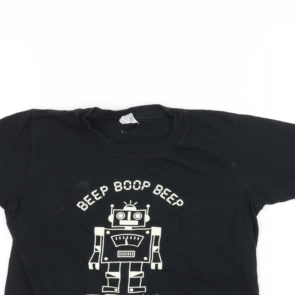 Close-up detail of Gilden boys’ black basic t-shirt, size M