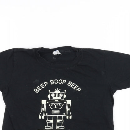 Close-up detail of Gilden boys’ black basic t-shirt, size M