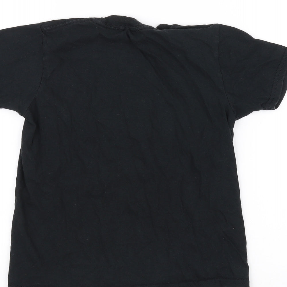 Brand and care label for Gilden boys’ black basic t-shirt, size M