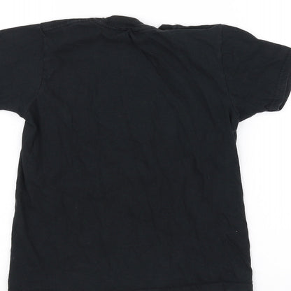 Brand and care label for Gilden boys’ black basic t-shirt, size M