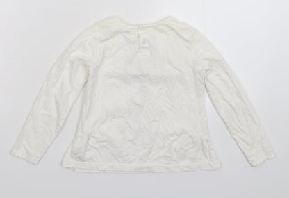 Back view of DP... am girls’ white basic t-shirt, size 5, years
