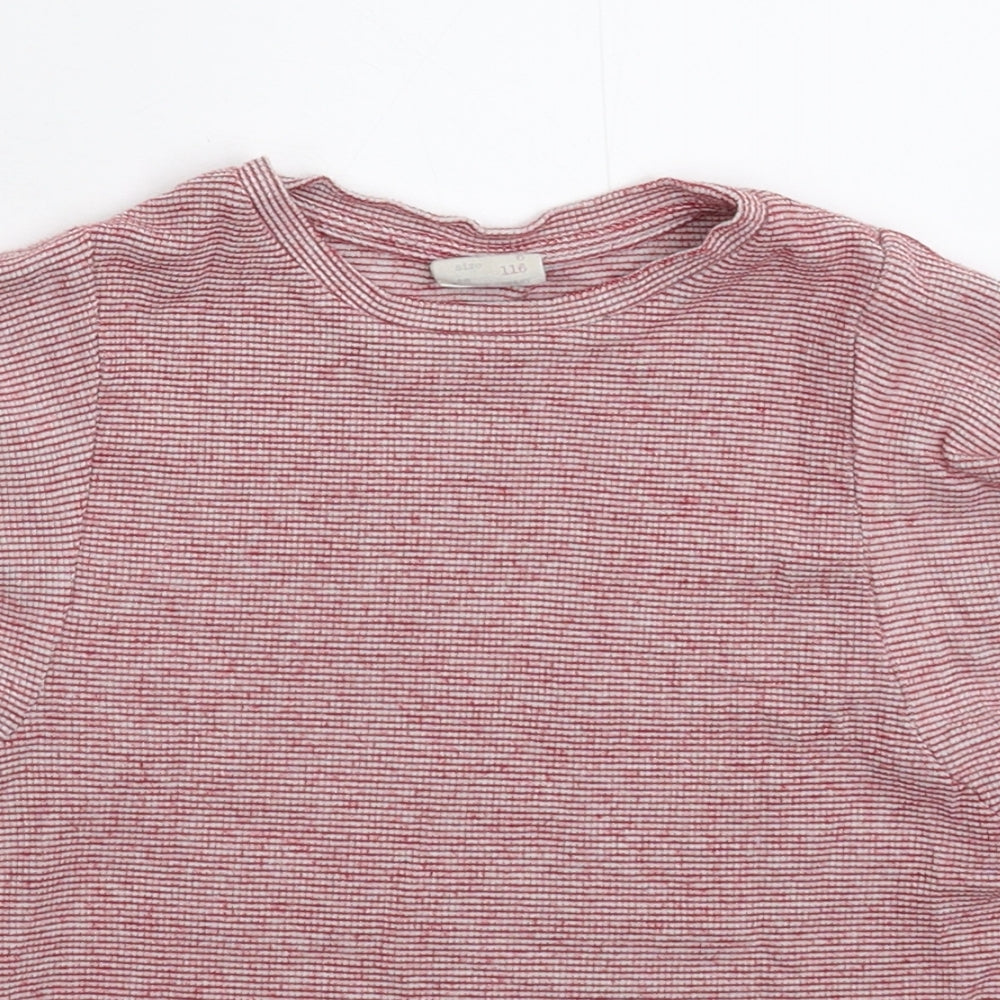 Close-up detail of Zara girls’ pink basic t-shirt, size 6, years