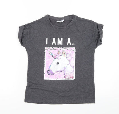 Front view of YD girls’ grey basic t-shirt, size 9-10, years