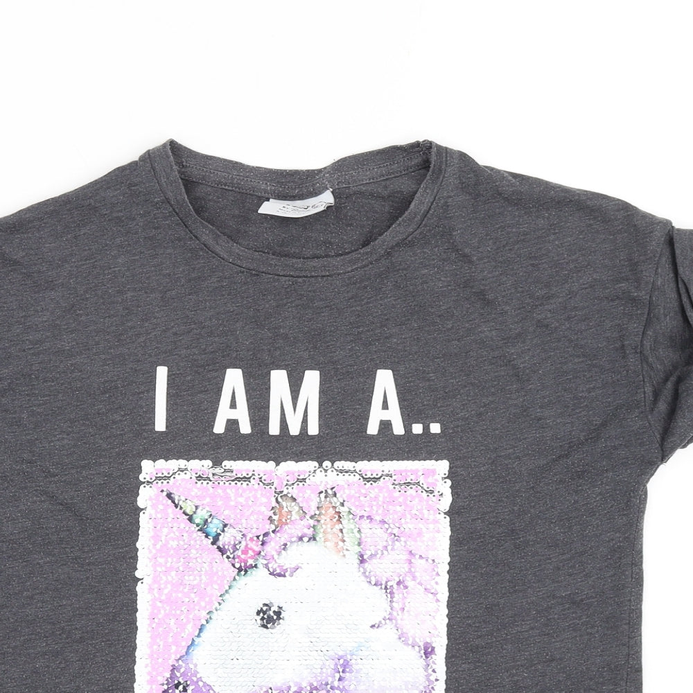Close-up detail of YD girls’ grey basic t-shirt, size 9-10, years