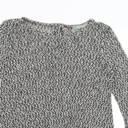 Close-up detail of COIN 1804 women’s black basic t-shirt, size M