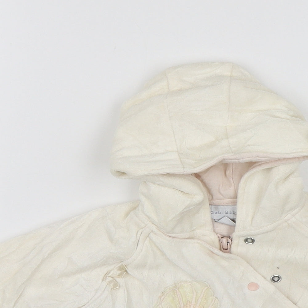 Close-up detail of Kiabi Baby White Jacket, size 6-9, Months