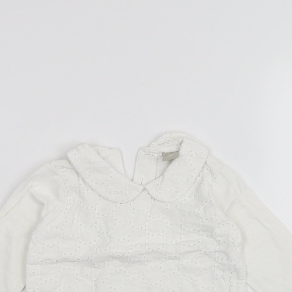 Close-up detail of Tu Baby White Basic T-Shirt, size 6-9, Months