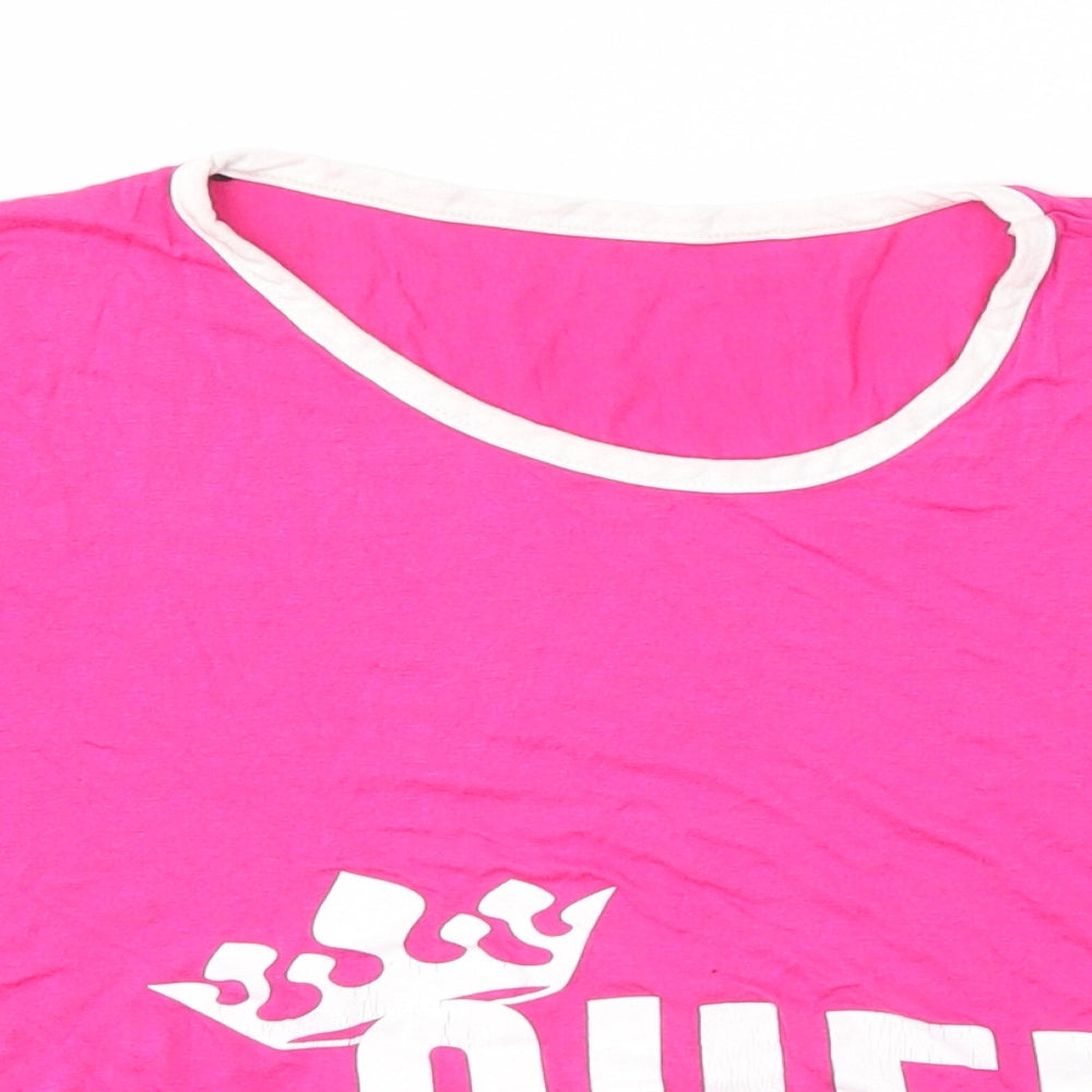 Close-up detail of Queen girls’ pink basic t-shirt, size M