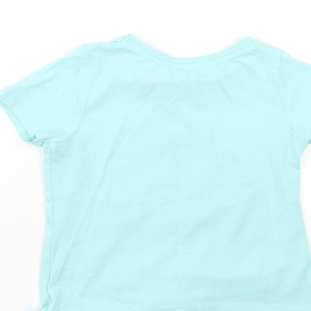 Brand and care label for Preworn girls’ blue basic t-shirt