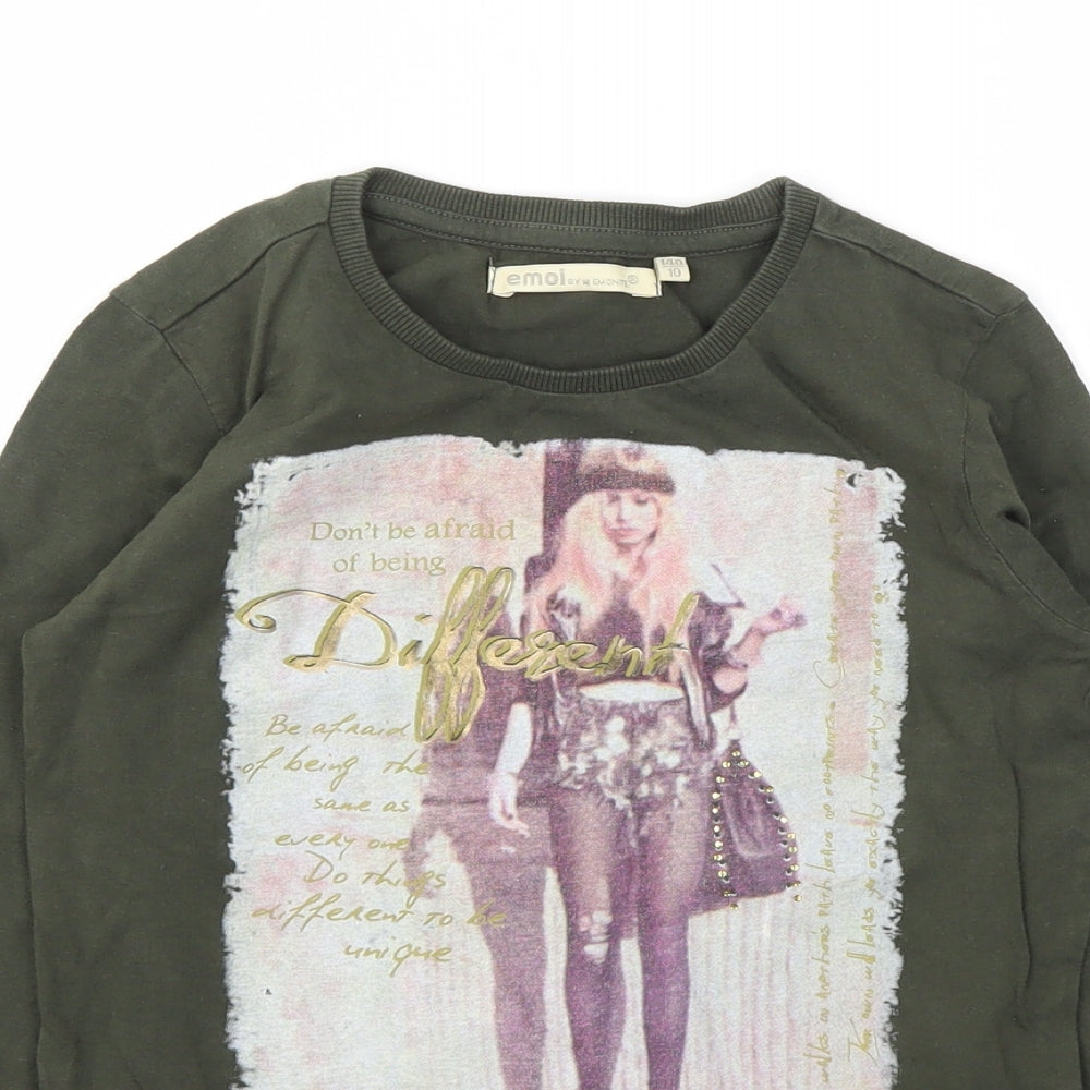 Close-up detail of EMOI girls’ green basic t-shirt, size 10, years