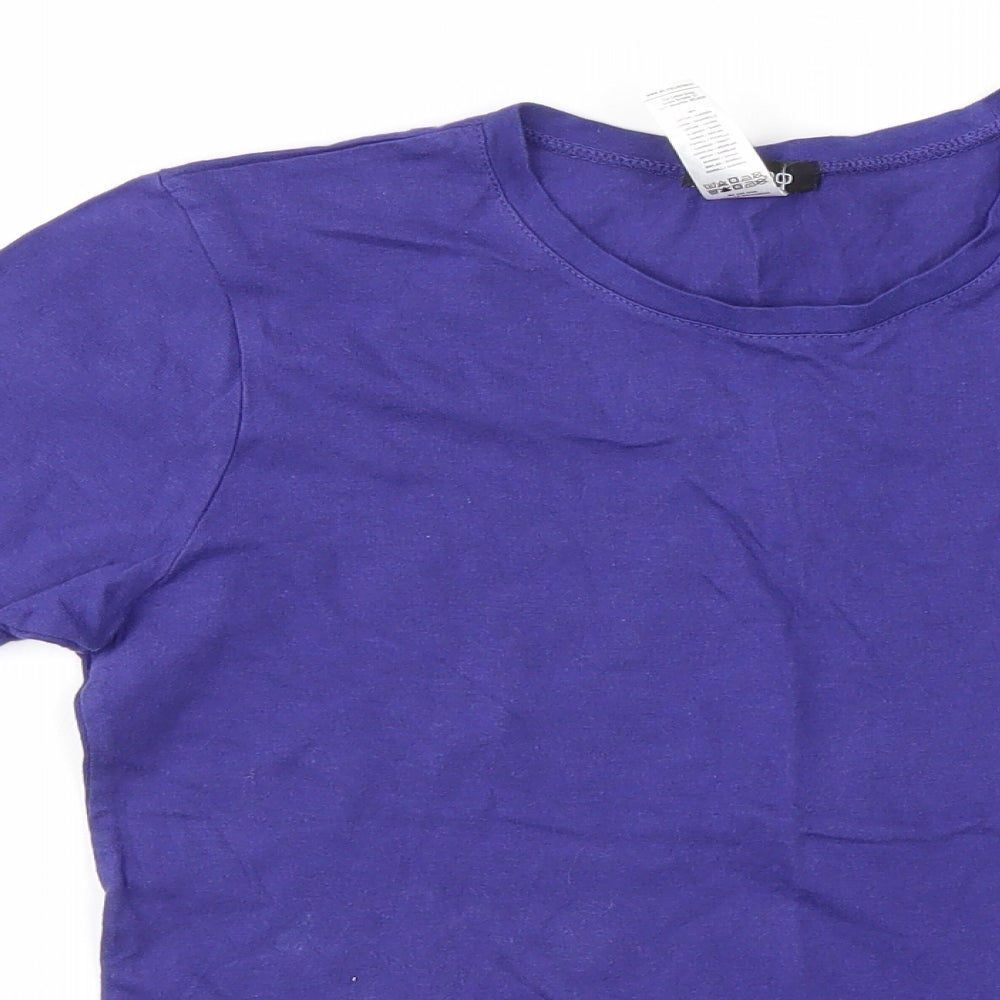 Close-up detail of Boohoo girls’ purple basic t-shirt, size S