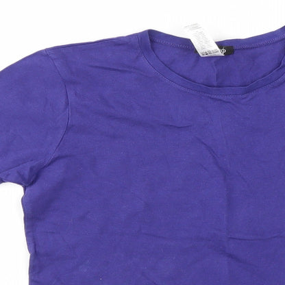 Close-up detail of Boohoo girls’ purple basic t-shirt, size S