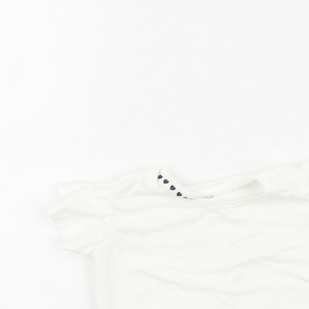 Close-up detail of Jeff&co girls’ white basic t-shirt, size 18-24, months