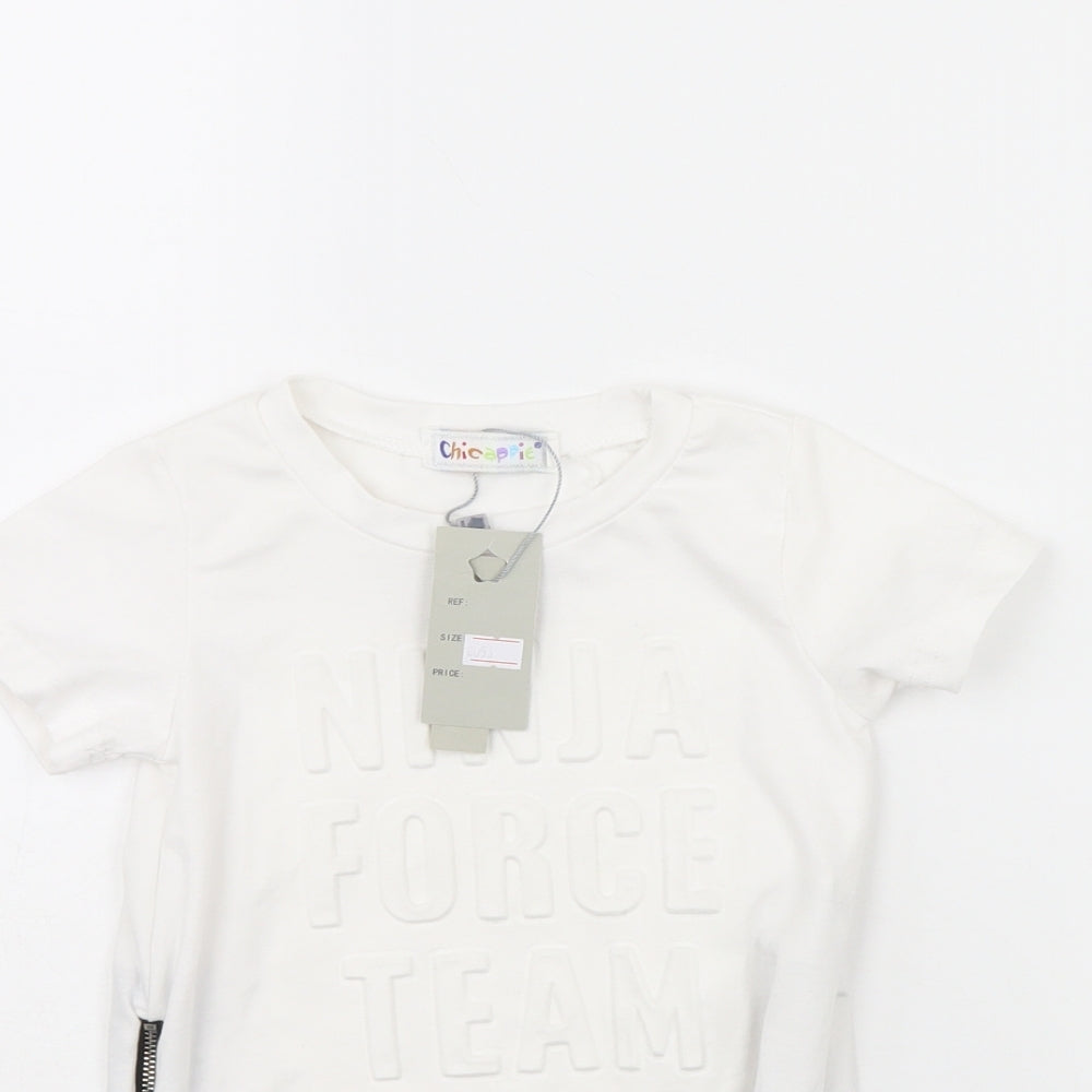 Close-up detail of chicaprie Baby White Basic T-Shirt, size 18-24, Months