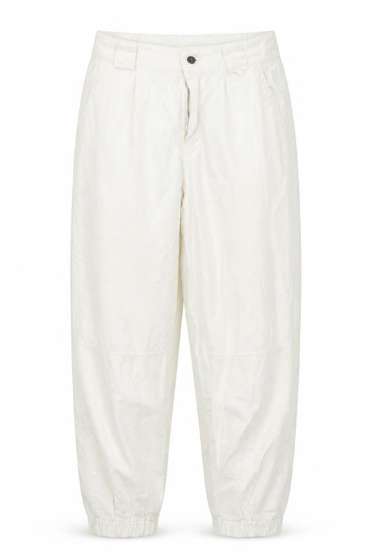 Front view of Astradivarius women’s white capri trousers, size S, 26-inch leg